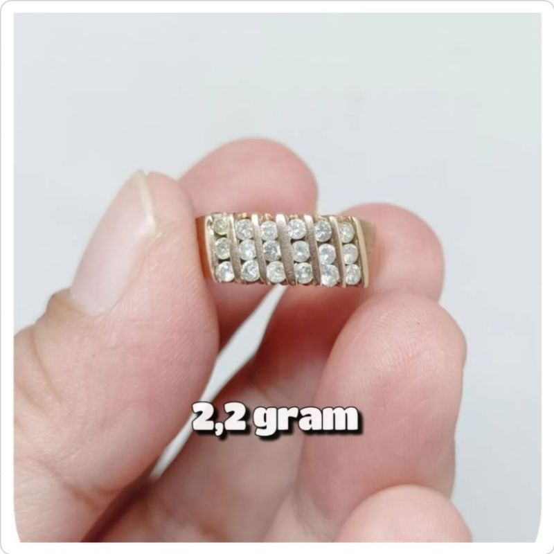 Berlian medan cincin baris 3 jepit.