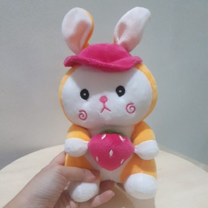 Boneka capit funworld kelinci trawberry