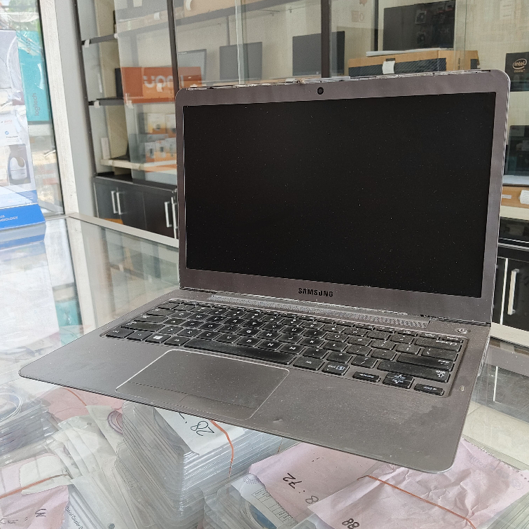 Laptop Samsung Ultra Series | i5 3317 4/512