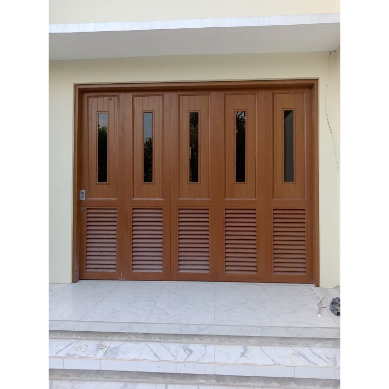 pintu garasi aluminium warna urat kayu,