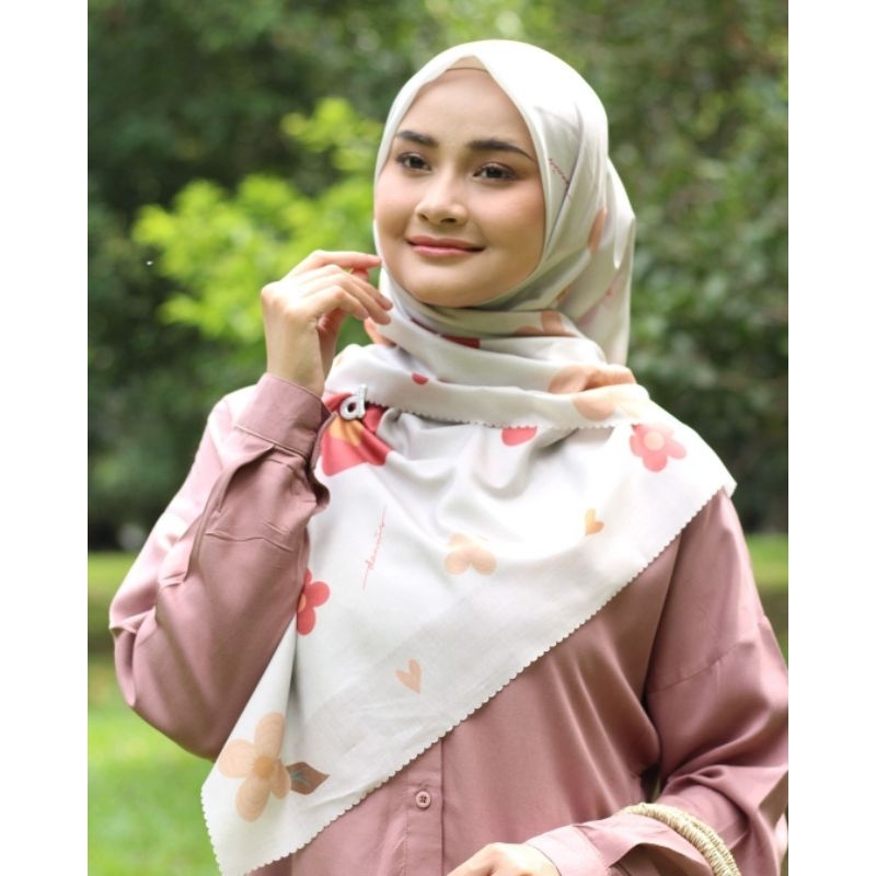 SALE 40% || Segiempat Dannis D'Alamanda