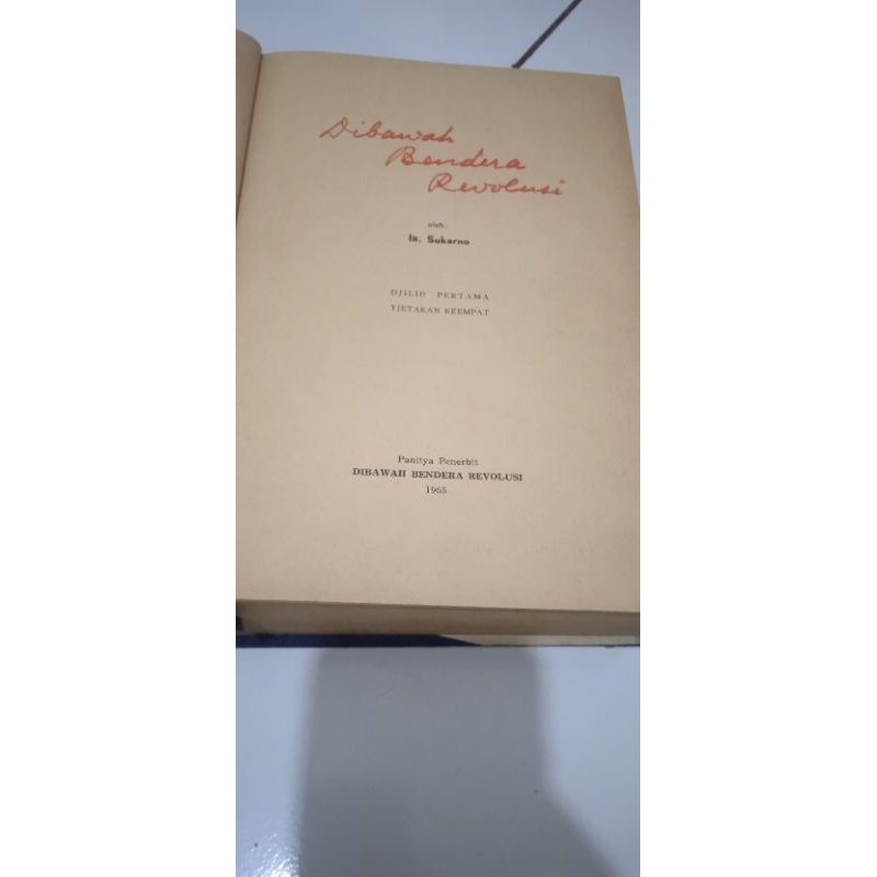 buku Dibawah Bendera Revolusi