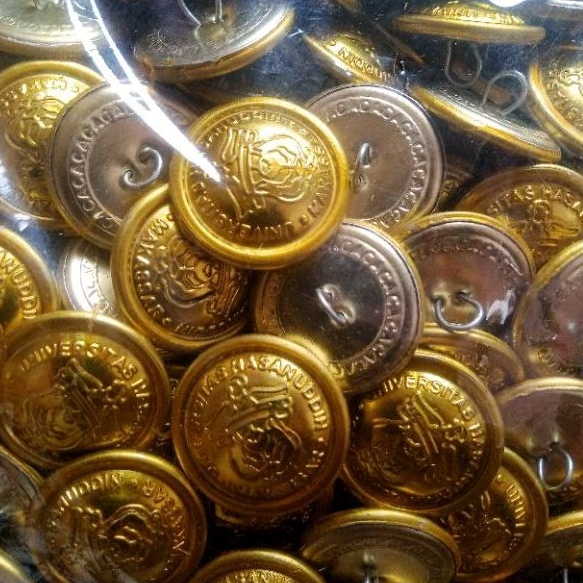 kancing jas almamater Unhas , makassar