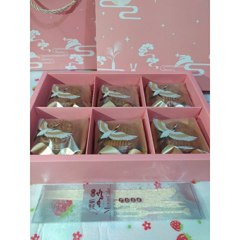 

Premium Minimooncake Halal (Vege) 1 box isi 6 pcs minimooncake terdiri dari varian white lotu,pandan lotus,blacksesame lotus,chocolate lotus,milktea lotus dan durian