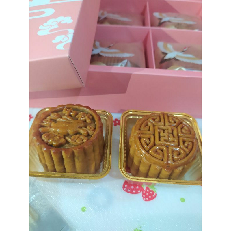 

Premium Minimooncake Halal (Vege) 1 box isi 2 pcs minimooncake terdiri dari varian white lotus dan pandan lotus