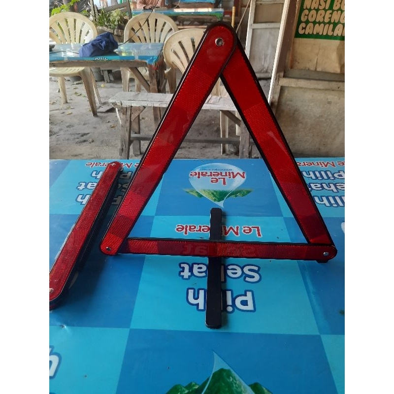 segitiga pengaman mobil,truk,dll