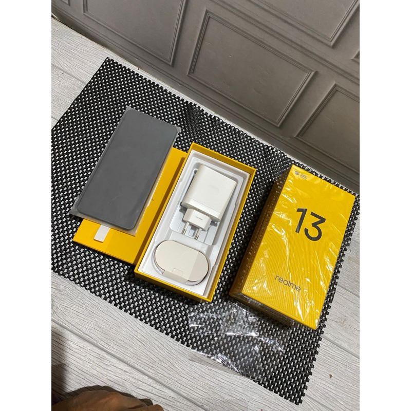 realme 13 8/128 gb open box aja pembelian garansi masih 2025 pmebelian agustus