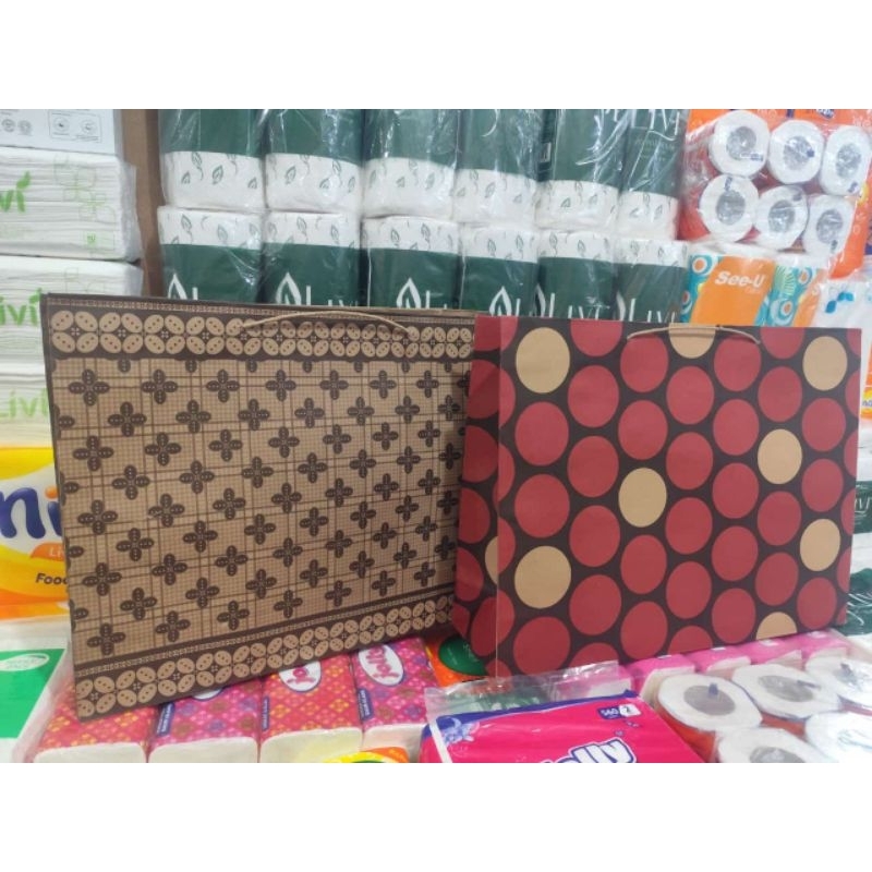 

paper bag jumbo landscape batik dan polkadot bahan tebal isi 12 (43*13*35)