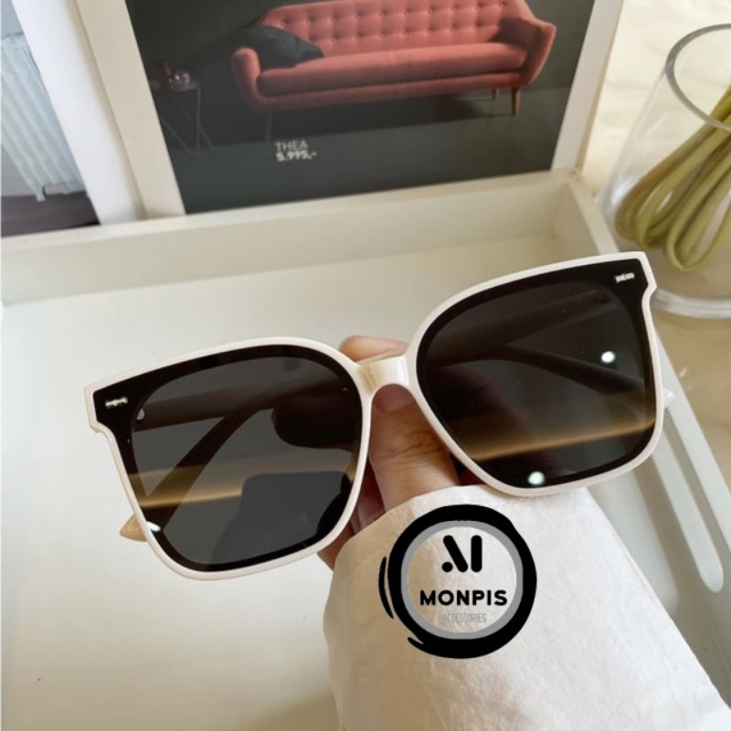 Kacamata hitam frame putih Kacamata wanita Kacamata cewek Kacamata lebar Kacamata korea Kacamata pri