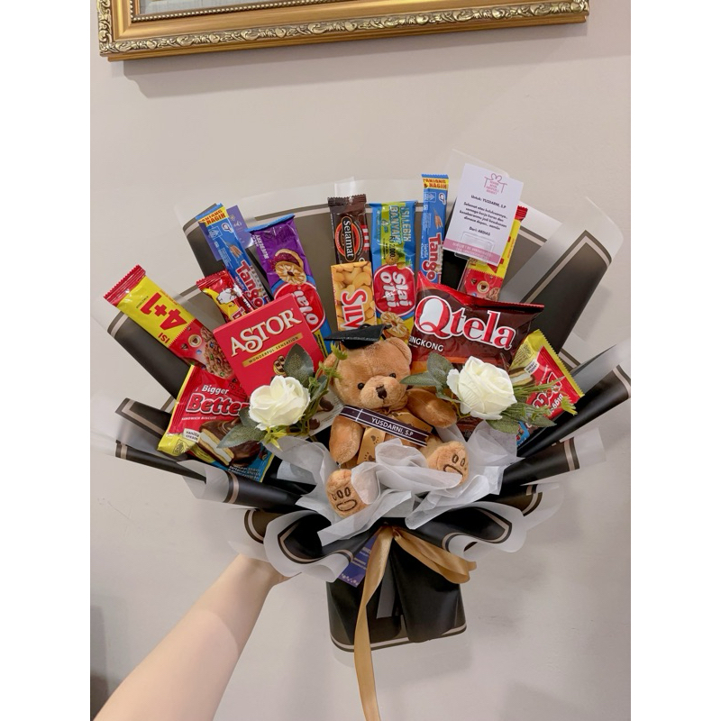 

Buket snack with plain teddy bear / hampers gift kado wisuda / kelulusan / ujian meja / sempro/semhas / kado ulang tahun.