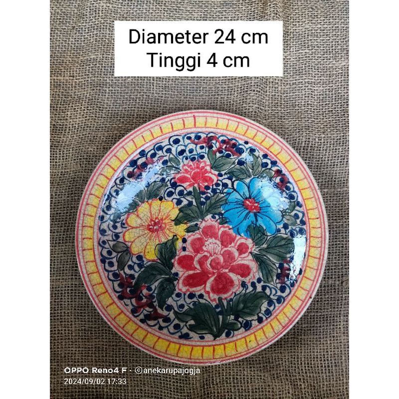 Piring keramik lukis gambar bunga di buat seperti antik kuno, untuk dekorasi hiasan dinding, sudah d