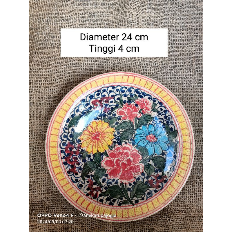 Piring keramik lukis motif bunga untuk dekorasi hiasan dinding sudah di pasang kawat untuk menggantu
