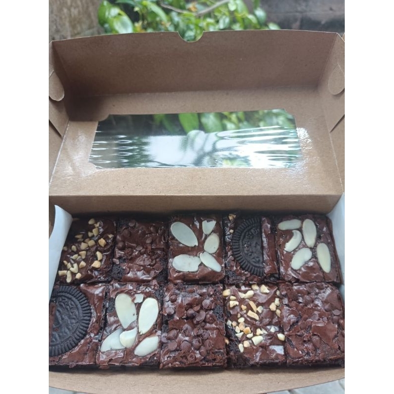 

Brownies Fudgy Panggang size 20x10 (Cruncy diuar dan lembut didalam) / HAMPERS KUE