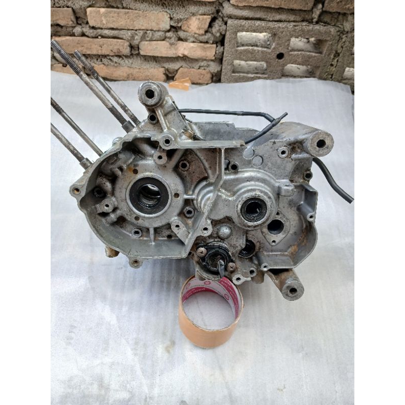 KRENGKES/MESIN TENGAH SATRIA 2TAK 6 SPEED ORIGINAL