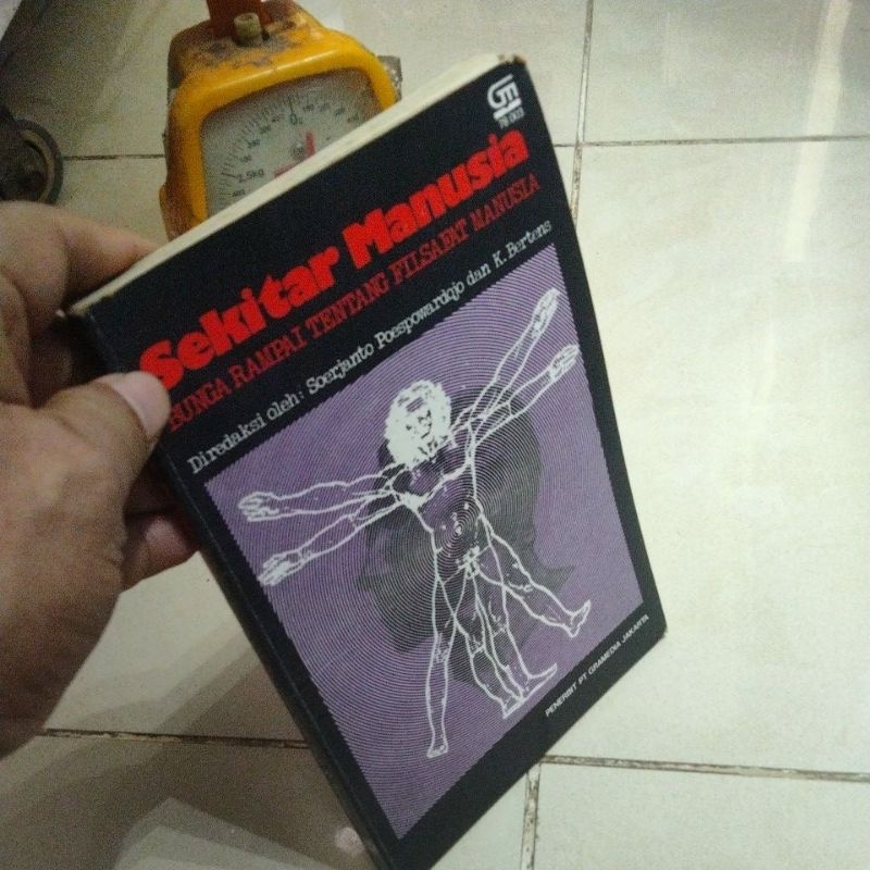 Sekitar Manusia BUNGA RAMPAI TENTANG FILSAFAT MANUSIA Soerjanto Poespowardoyo,K.Bertens