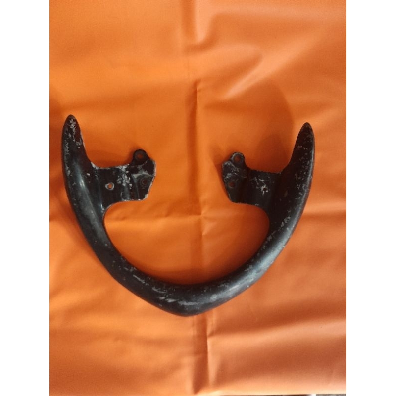behel/pegangan jok belakang fino 125 original