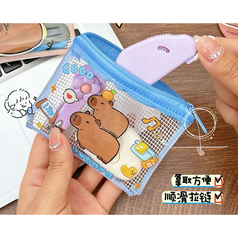 

Pouch kecil motif capybara lucu boneka kekinian viral tempat alat tulis stationary sekolah kuliah kerja multifungsi kekinian ukuran mini pvc bening murah PO94