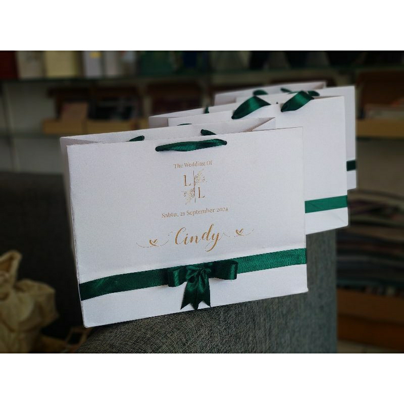 

Paperbag Bridesmaid Custom / Paperbag Wisuda / Paperbag Hampers