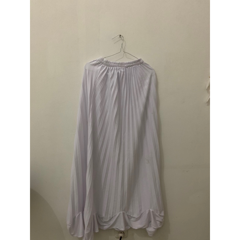 Preloved Rok Putih Panjang Plisket Asimetris