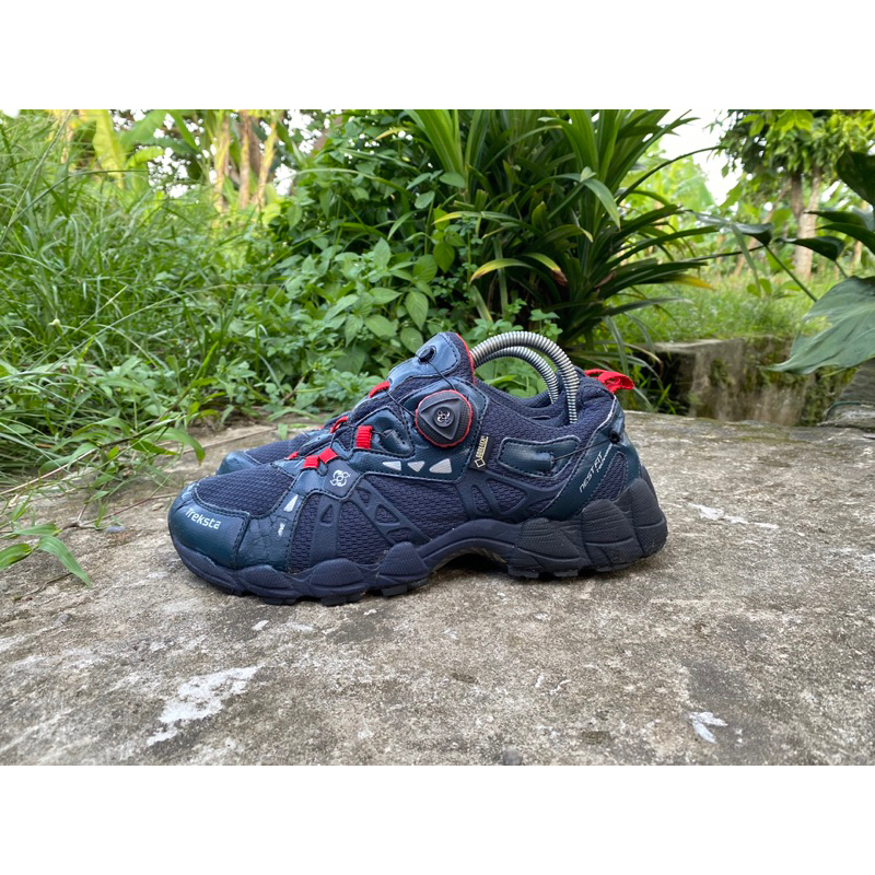 sepatu gunung treksta BOA