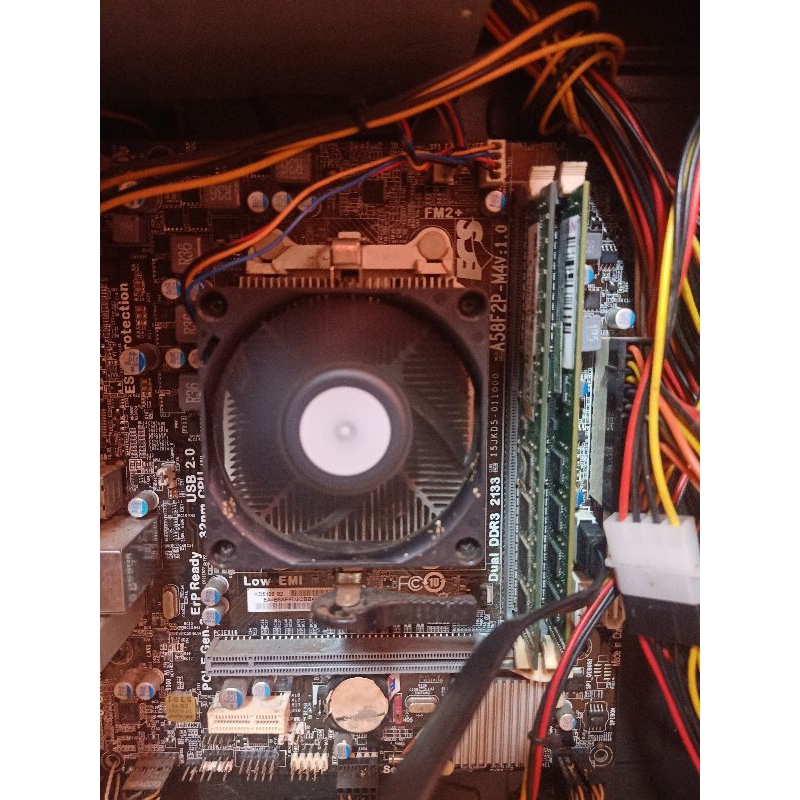 CPU AMD FM2+ A6 7400k Ram 6 GB.Hdd 320 gb