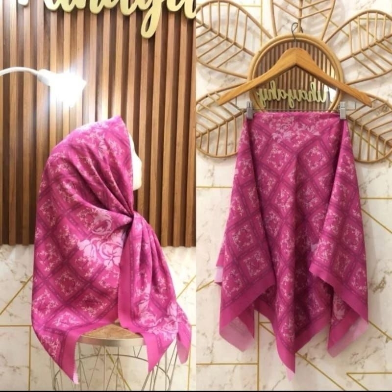 HIJAB SEGIEMPAT VOAL MOTIF BUNGA PINK FANTA KODE CT 16