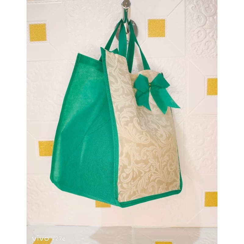 

TAS HAJATAN SPUNBOND PITA EMBOS CREAM HIJAU Ukuran 22 x 22.TAS KOTAK NASI/ TAS KUE/TAS PARSEL/TAS SOUVENIR/TAS ULTAH/GOODIE BAG