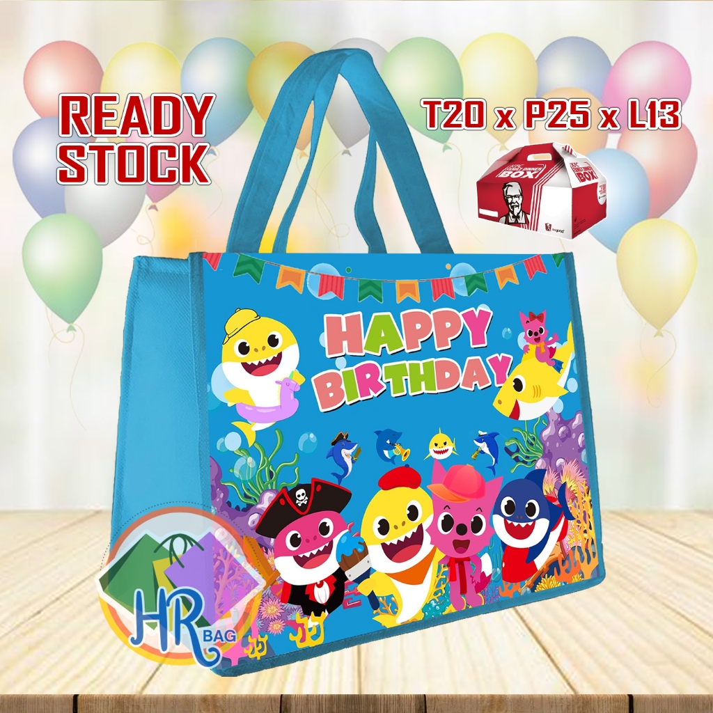 

READY STOK Tas Ulang Tahun Baby Shark / Tas Ultah Ukuran KFC Snack / Tas Ultah Terlaris / Tas Ulang Tahun Anak / Goodie Bag Bingkisan Souvenir Anak Landscape 20x25x13