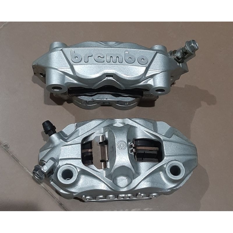Kaliper depan BREMBO kiri / kanan 4 piston picth 108 mm monoblock