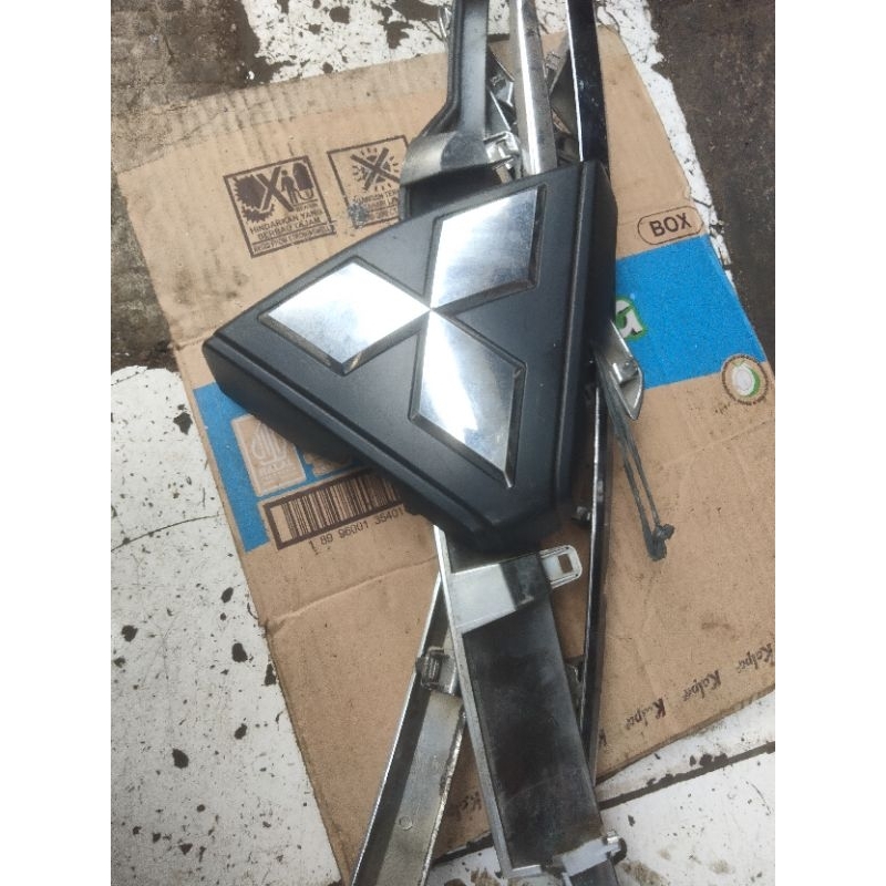 emblem depan  Pajero sport  orginal  bekas