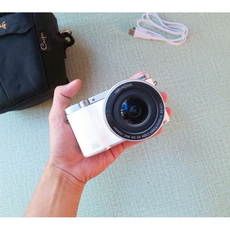 Kamera mirrorless samsung nx3000 resolusi 20 mp mulus terawat