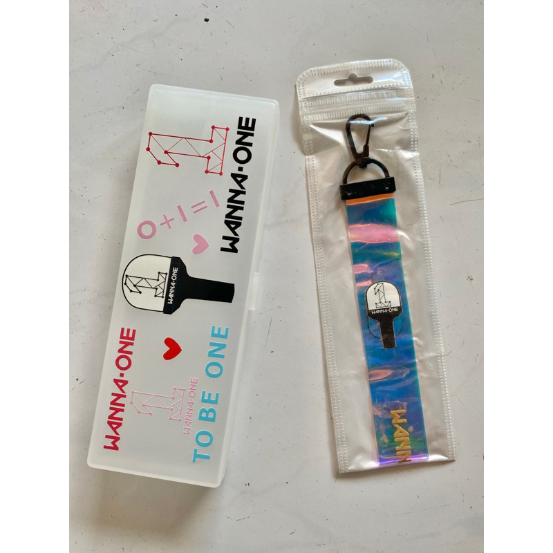 

Kotak pensil keyring hologram wannaone