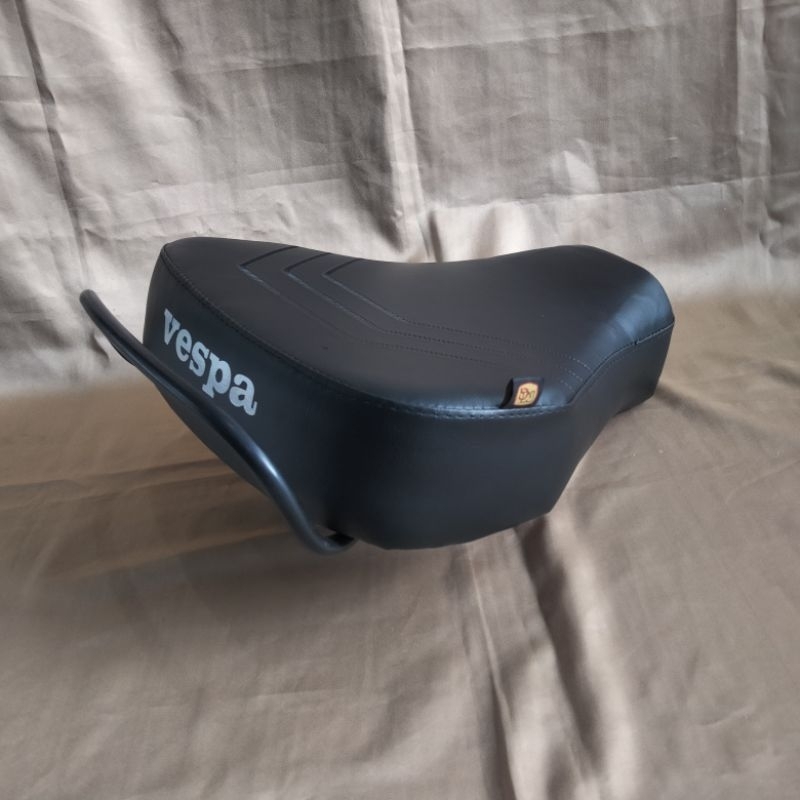 Jok pisah Jok depan vespa px exclusive lubang 4 original merk MG
