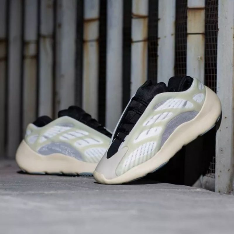 SEPATU YEEZY 700 V3 PUTIH DAN HITAM ORIGINAL