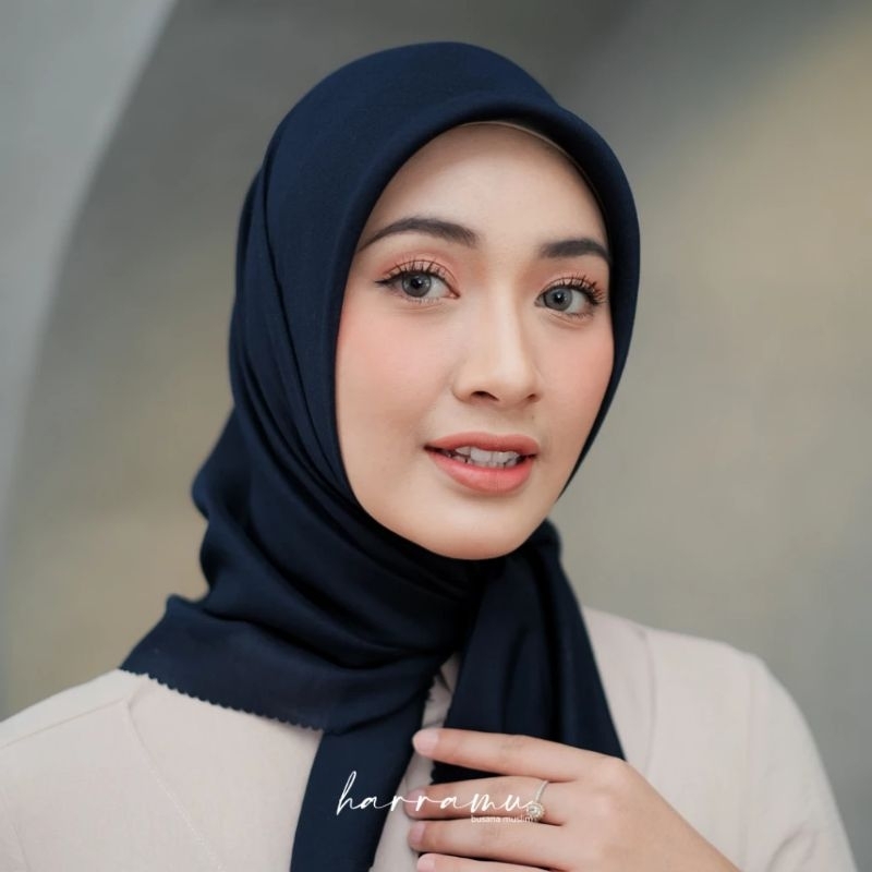Paris Voal Premium Segi Empat Polos / Jilbab Polos