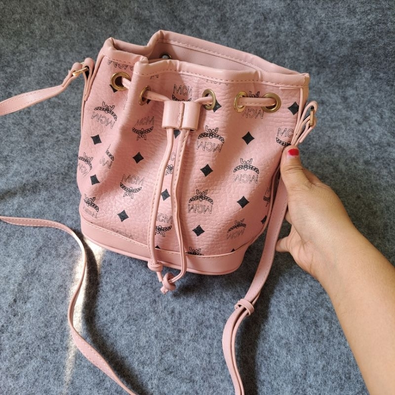 Preloved Tas Selempang Serut pink ala mcm