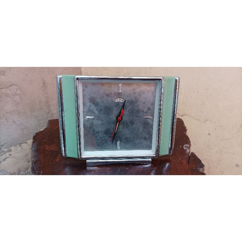 jam waker meja antik