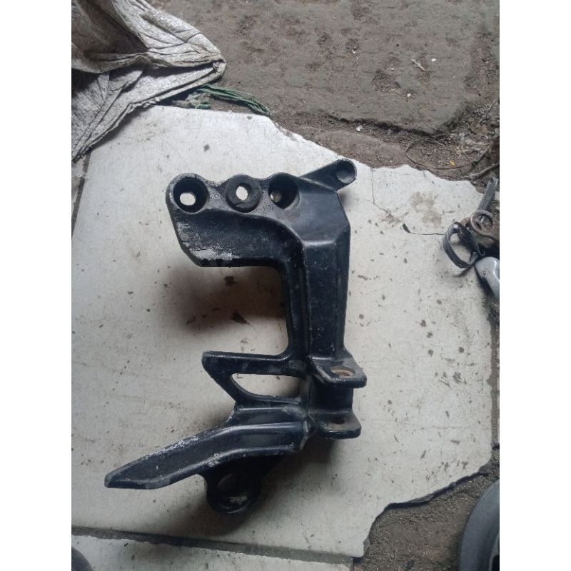 bustep belakang motor Jupiter Z1 WAN bagian kanan asli original seken
