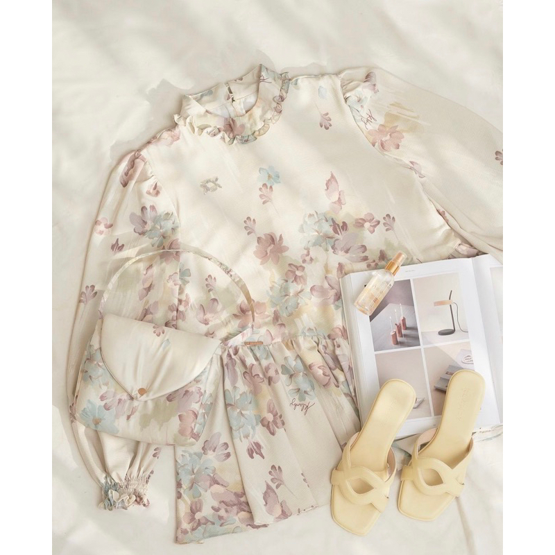 Nara Blouse Sylvan Green S - Wearing klamby