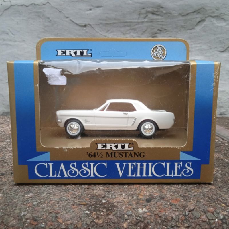 diecast ERTL 64 Ford mustang classic vehicles putih skala 43 scale