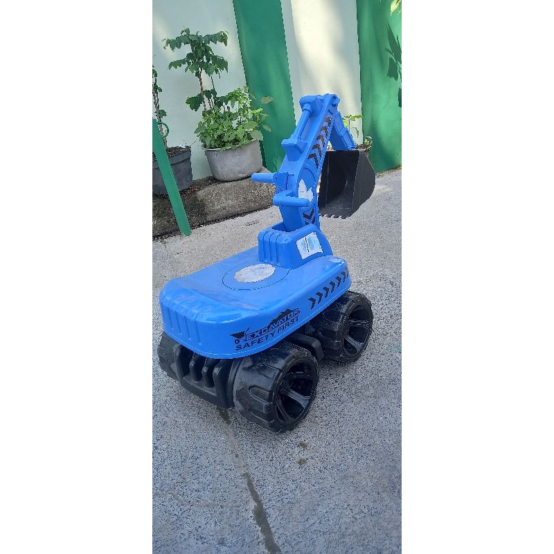 ‼️preloved ride on excavator‼️
