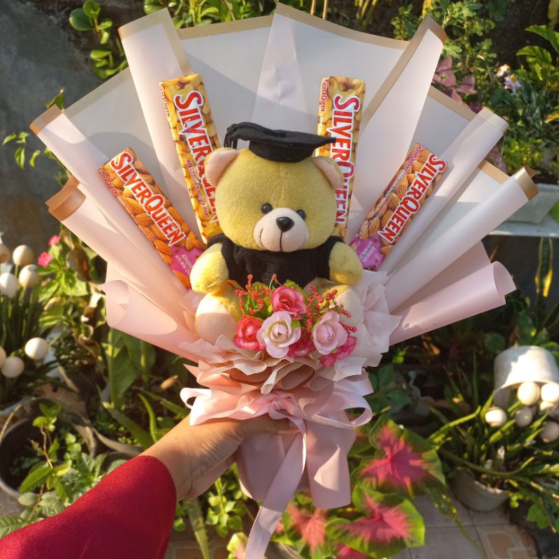 Bucket boneka dan coklat