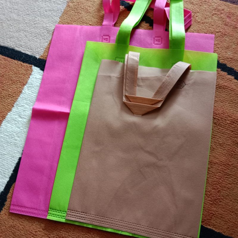 

COD 1 PCS 45 x 38 x 8 cm TAS TALI COD TAS SPUNBOND MURAH GOODIE BAG GOODIEBAG TAS SPUNBOND TALI / TAS WEDDING ACARA SYUKURAN AQIQAH KHITANAN SEMINAR belum termasuk sablon Uk. XL