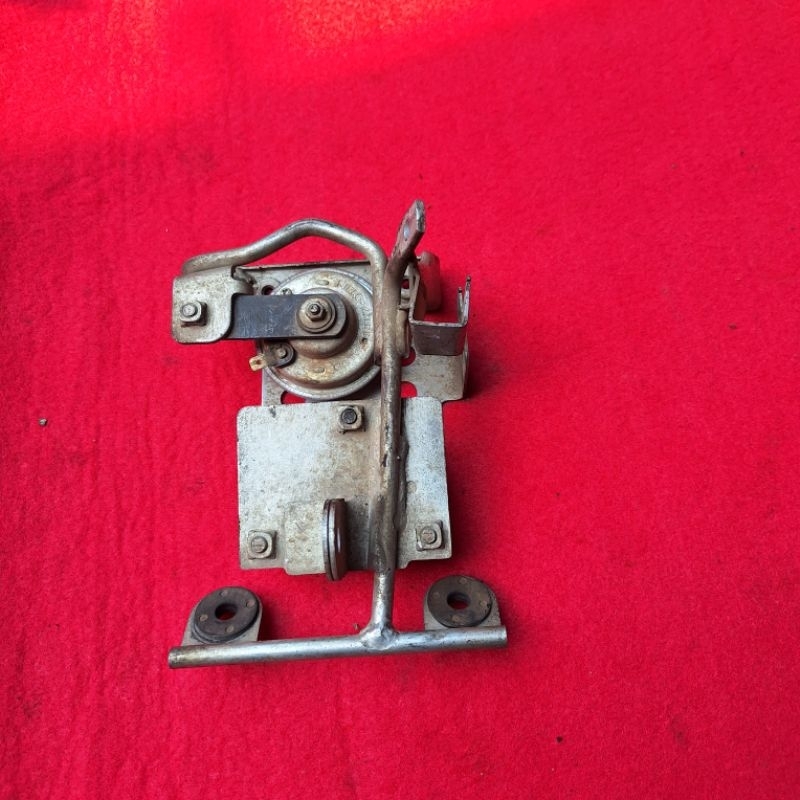 Dudukan Tameng Dalam Suzuki Skydrive Original