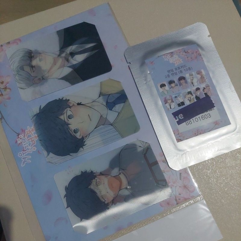 [BOOKED] OFFICIAL MERCH CHERRY BLOSSOM AFTER WINTER (LENTICULAR CARD + RANDOM PC)