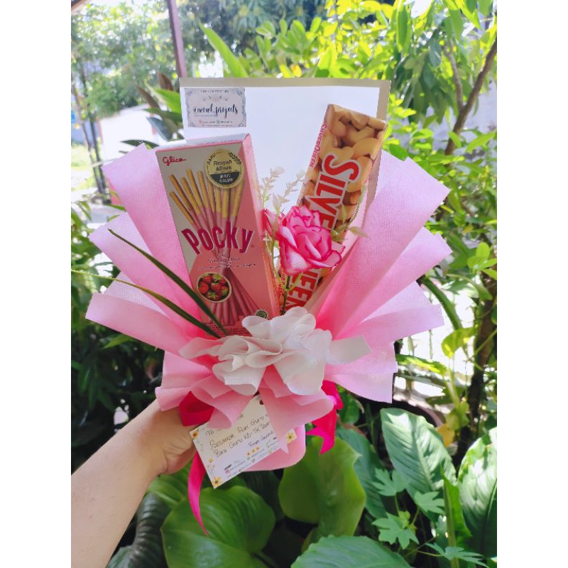 

Super Murah!! Buket Cokelat Valentine, Chocolate Bouquet Low Budget, Simple Bouquet for Graduation, Anniversary, Ultah, Sidang, Wisuda, Bestie, Pacar, Hari Ibu, Hari Guru, Cokelat Silverqueen, Cokelat Dairy Milk Cadburry