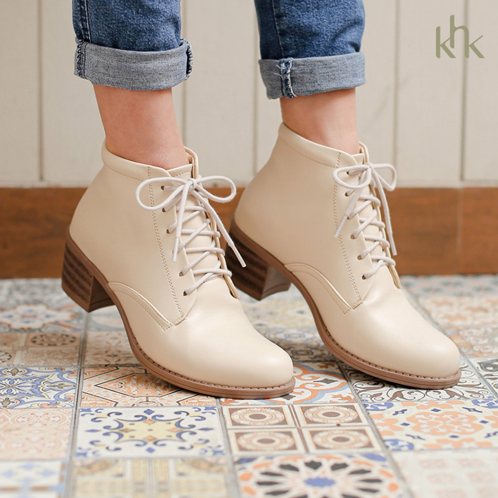KHK by Khakikakiku Beverly Boots Cream