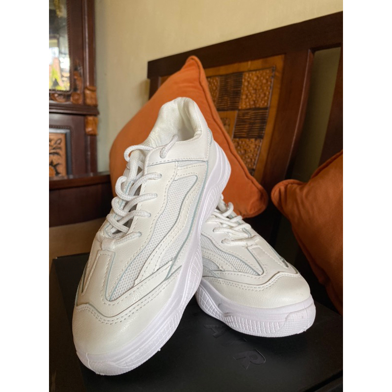 Sepatu Putih Brand Lokal