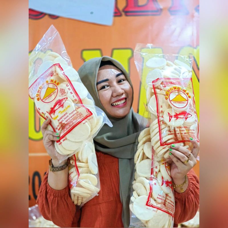 

KERUPUK SEDANG KEMPLANG KANCING 1 KG IKAN TENGGIRI