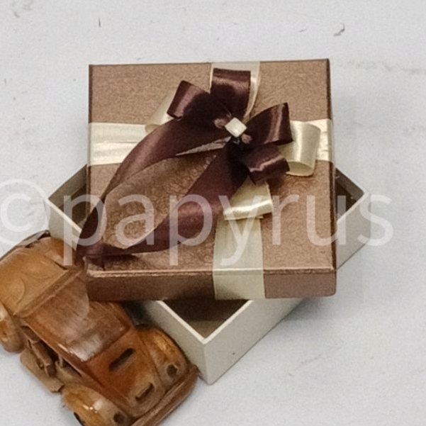 

PAPYRUS Kombinasi 12,5x12,5 Tinggi 5cm Kotak Kado Gift Box Hadiah